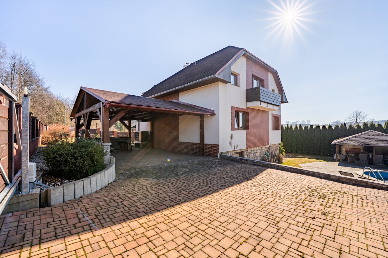 Rodinný dům 307 m² s bazénem — Červený Kostelec